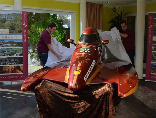 Bei strahlendem Sonnenschein wurde das neue Rennboot enthüllt.