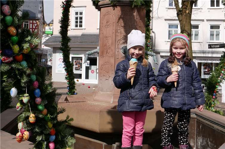 Bei strahlendem Sonnenschein wurde der Osterbrunnen eingeweiht.