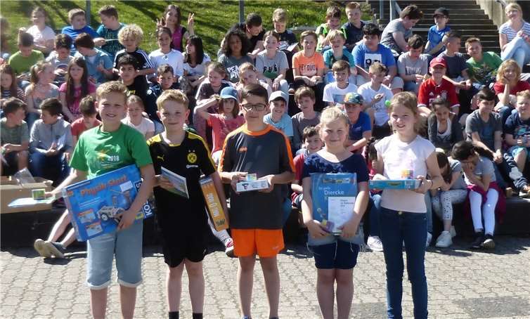 Bei strahlendem Sonnenschein wurden die besten Känguru-Test-Teilnehmer der Grundschule Burgbrohl gekürt. privat