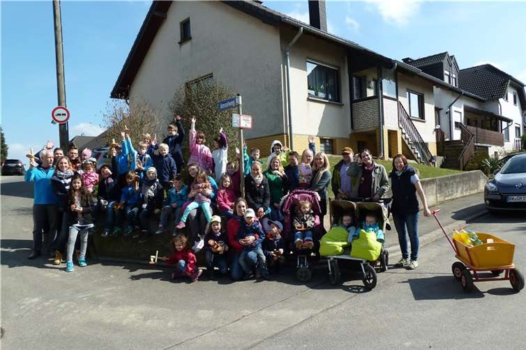 Bei strahlendem Sonnenschein zogen Kinder und Jugendlichen mit ihren Klappern durch den Ort. privat