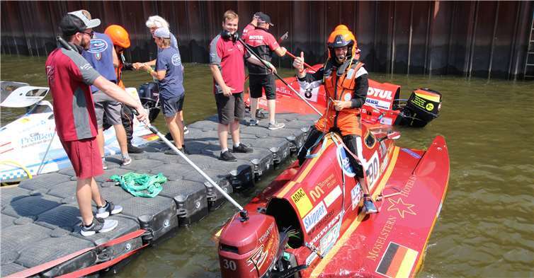 Bei strahlendem Sonnschein in Bremen auf der Weser begann samstags die Qualifikation der F4 und F5 Boote. Fotos: privat