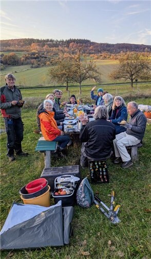 Bei strahlendem Spätherbstwetter trafen sich am Freitag, den 7. November, zahlreiche Mitglieder der Naturschutzgemeinschaft Vinxtbachtal auf der vereinseigenen Streuobstwiese „Op Loches“, um gemeinsam die letzten Pflegearbeiten des Jahres zu erledigen. Foto: Anke Haas