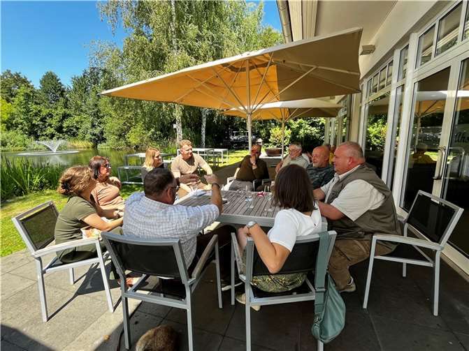 Bei strahlendem Wetter und guter Laune tauschten sich die Teilnehmer nach dem Brunch noch auf der Terrasse des Casino Ahsenmacher aus. Foto: Judith Schönau