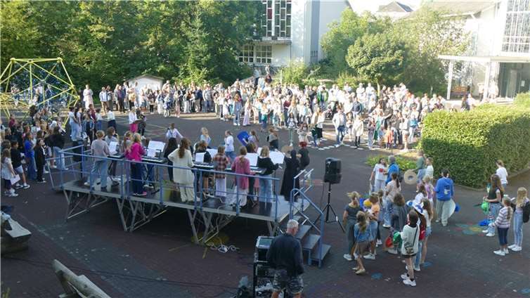 Bei strahlender Sonne konnte das Bühnenprogramm genossen werden.  Fotos: SMS
