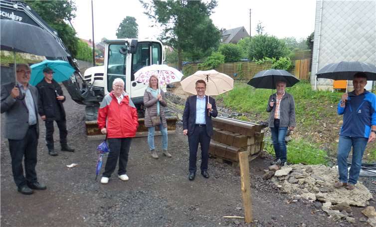Bei strömenden Regen trafen sich SPD-Mitglieder aus der VG-Rhein-Mosel mit dem SPD-Bundestagskandidaten Dr. Thorsten Rudolph (Bild Mitte) am neuen Bett des Eschbaches in Waldesch. Foto: privat