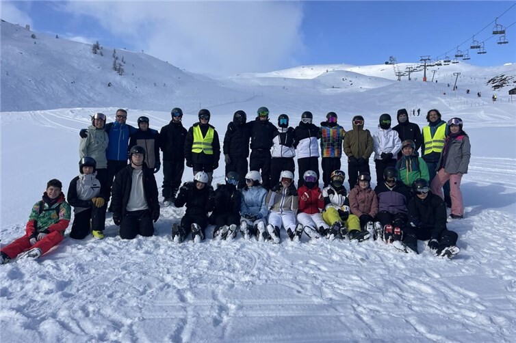 Bei tollem Schnee und Sonnenschein standen viele Schüler*innen zum ersten Mal auf Skiern.