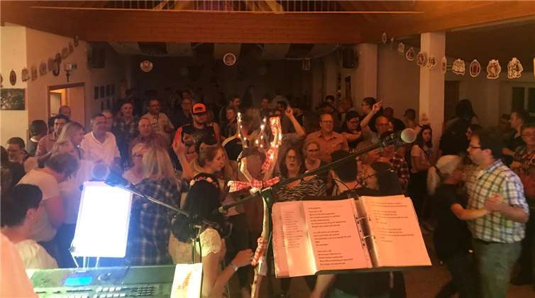 Bei toller Live-Musik durch die Stimmungsband „De Wömbe Jonge“ war das „Volkesfelder Wohnzimmer“, wie die Halle liebevoll genannt wird, bis auf den letzten Platz gefüllt.Fotos: Ortsgemeinde Volkesfeld