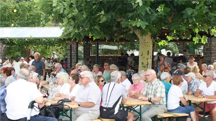 Bei traumhaftem Sommerwetter ließ es sich beim Weinfest hervorragend feiern. Sitzplätze waren Mangelware.