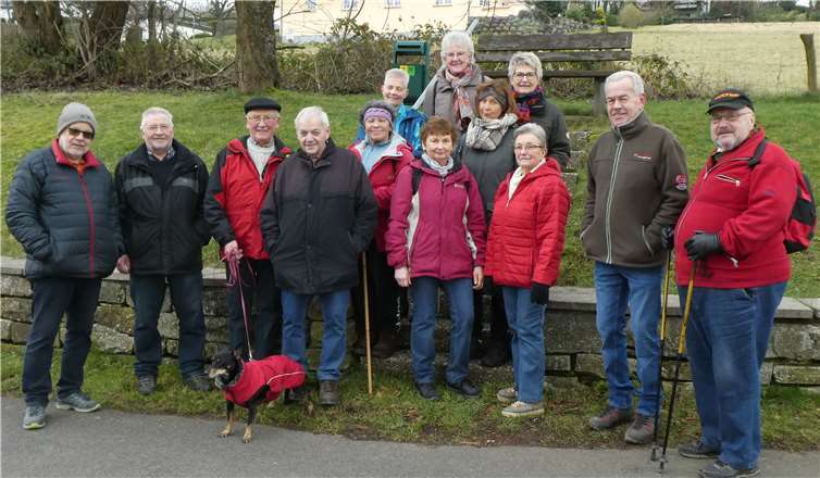 Bei trockenem Winterwetter ging es für 16 Wanderinnen und Wanderer über die Hümmericher Apfelallee, den Kirchweg, hinab in das Gierender Tal.Foto: privat