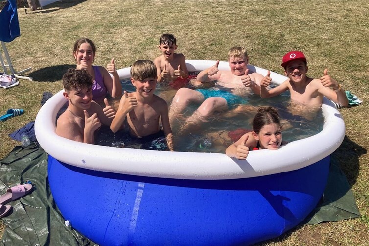 Bei tropischen Temperaturen  zogen sich die jungen Teilnehmer des traditionellen Zeltlagers gerne einmal ins Planschbecken zurück.,