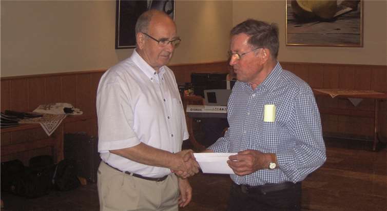 Bei verdienten Mitgliedern bedankte sich der MGV Frohsinn während des Kirmesspätschoppens mit einem Gutschein.privat