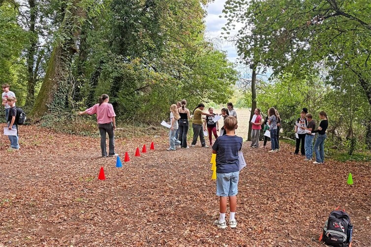 Bei verschiedenen Spielstationen wie dem Gummistiefelweitwurf, Eierlauf und weiteren Aktivitäten waren Geschicklichkeit, Teamgeist und natürlich jede Menge Spaß gefragt.