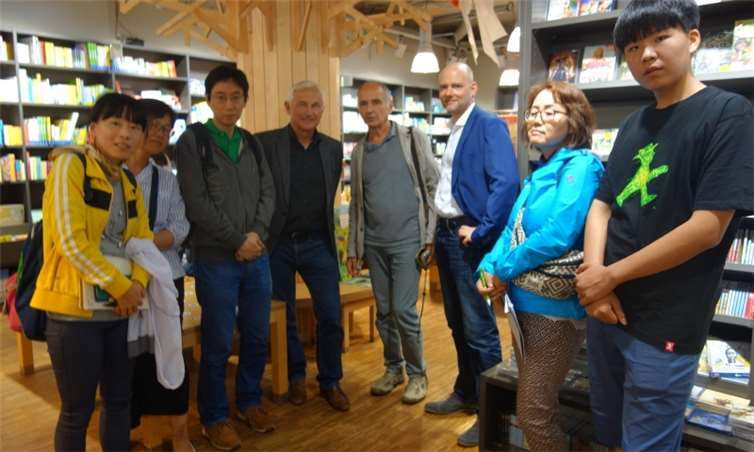 Bei vielen RegioMark-Akzeptanzstellen, wie hier in der Buchhandlung Reuffel, konnten sich die Gäste aus Seoul von dem einfachen Umgang mit dem Regiogeld überzeugen.