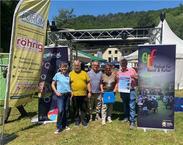Bei vielen Veranstaltungen in der Region, wie hier beim 3-tägigen Elztal-Festival mit 60 Künstlern, wirbt Kulturförderer Hans Peter Röhrig (rechts) gemeinsam mit sonstigen Veranstaltern für „Kultur in der Region“. Quelle: röhrig