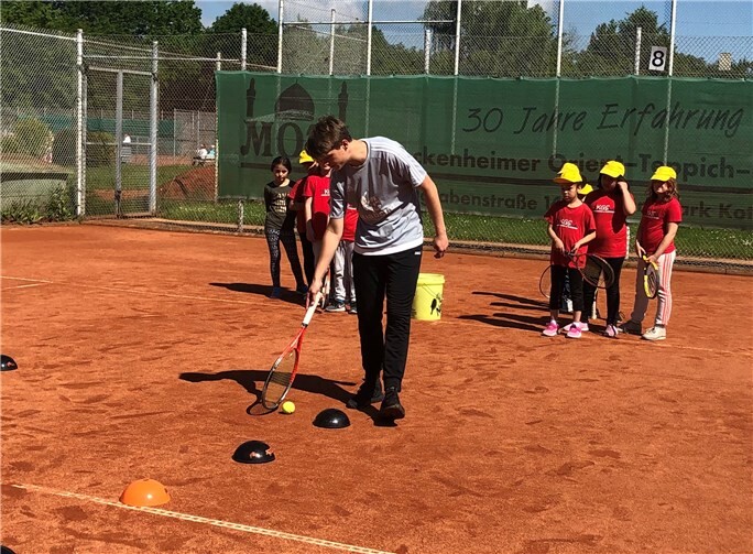 Bei vielfältigen Trainingseinheiten lernten die KGS-Kinder spielerisch, ein Ballgefühl zu entwickeln.