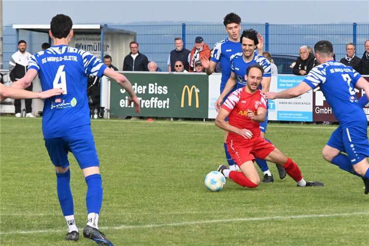 „Im Endeffekt hat uns die Konstanz gefehlt“ Bei vier Gegenspielern der SG Maifeld-Elztal musste Tim Schneider (rotes Trikot) ja in die Knie gehen. Foto: SK