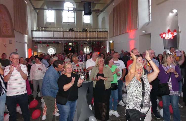 Bei vier musikalischen Liveacts und reichlich leckerem Kölsch, feierten die Besucher einen unterhaltsamen Abend.
