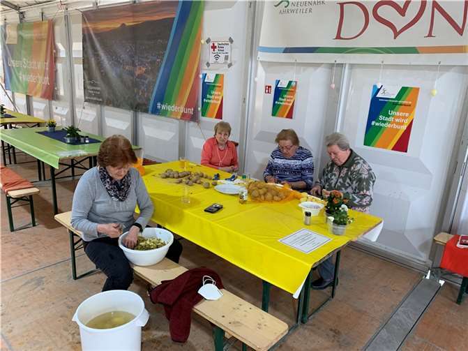 Bei (von links) Brigitte Lingen, Regina Sebastian, Otti Knieps, Ingrid Kaspari, die sich auf diesem Foto stellvertretend für die Gruppe durch den Vormittag schnibbeln, kommen Kartoffeln, Zwiebeln, Knoblauch, Kohl und viele andere Gemüsesorten unters Messer. Foto: Gertrud Hüttges