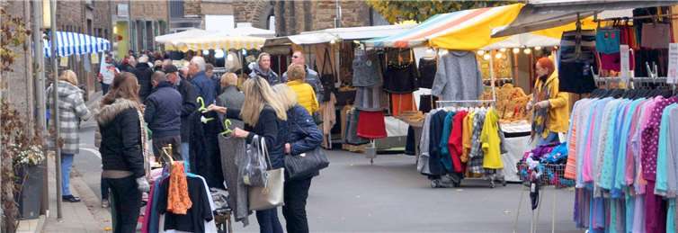 Bei wechselhaftem Herbstwetter flanierten die Besucher des Katharinenmarktes warm verpackt durch Treis