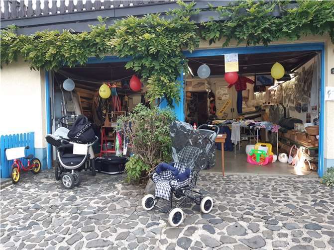 Bei wechselhaftem Wetter fand im Linzer Stadtteil Roniger Hof zum ersten Mal ein Garagenflohmarkt statt. Foto: privat
