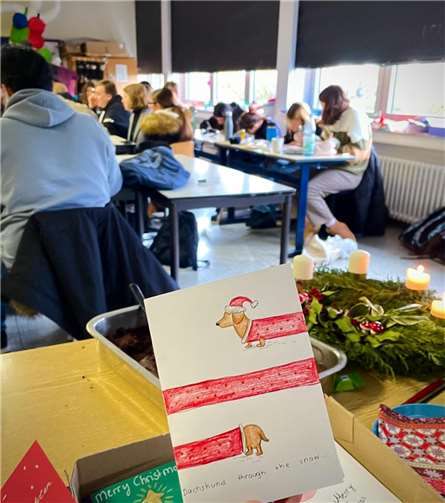 Bei weihnachtlicher Arbeitsatmosphäre wurde gearbeitet.