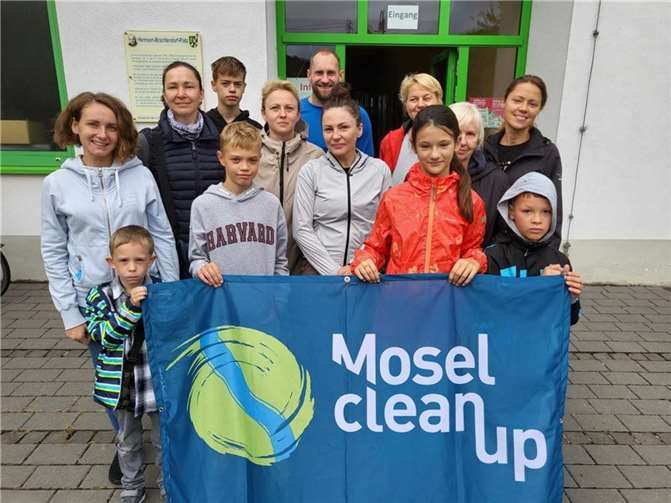 Bei widrigem Wetter wurde das Löfer Moselvorgelände von Unrat aller Art befreit. Foto: Johannes Liesenfeld