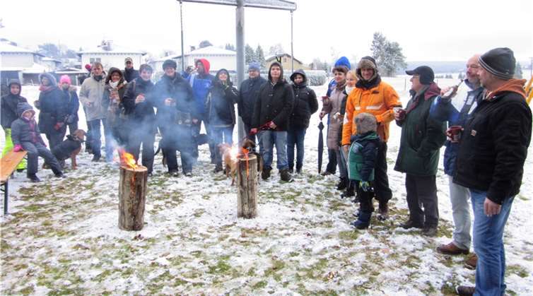 Bei winterlichem Wetter kam während der Rast auf dem Kinderspielplatz in Breitscheid trotz der Temperaturen bei den Schwedenfeuern eine tolle Stimmung auf.Privat