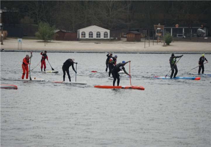 Bei winterlichen Temperaturen um die drei Grad und diesigem Wetter gingen die motivierten Sportler an den Start.Fotos: privat