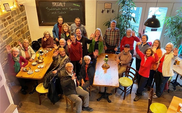 Landfrauen und –männer wanderten rund um Krälingen Bei wohltuender Wärme und kulinarischen Köstlichkeiten verweilte die Gruppe fröhlich zusammen. Foto: privat
