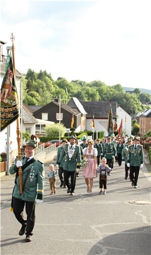 Bei wunderbarem Wetter bewegte sich der Zug durch den Ort, bergauf in Richtung Schützenhalle.