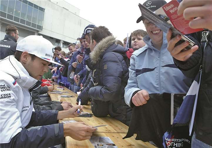 Bei zahlreichen Autogrammstunden kamen die Fans ganz nah an die Fahrer heran.