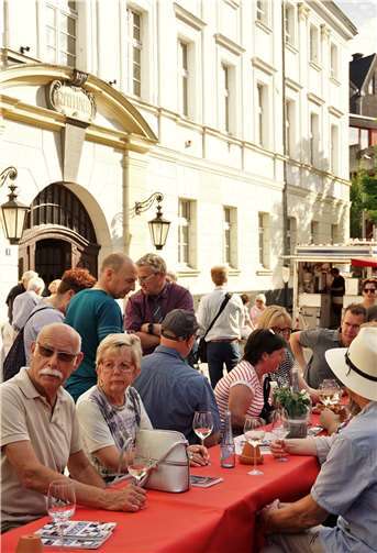 Bei zu Beginn herrlichen Sonnenschein bot das historische Rathaus dem Feierabendmarkt eine traumhafte Kulisse.