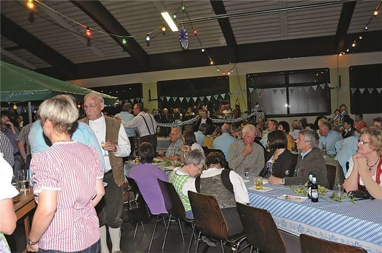 Bei zünftiger Musik und deftiger Verpflegung feierten die zahlreichen Oktoberfestgäste in der Thalhausener Mehrzweckhalle bis in den Morgen. privat
