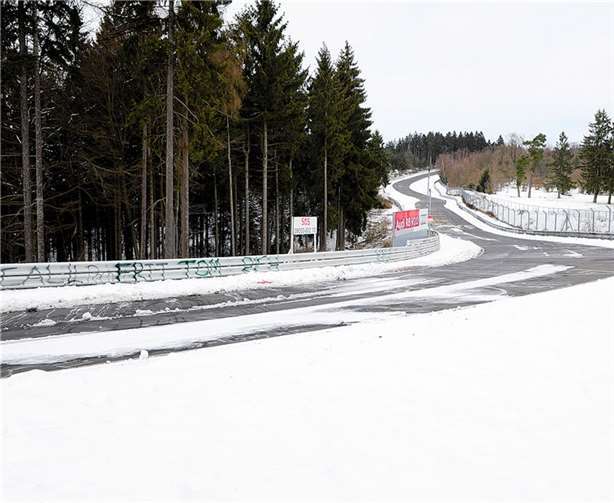 Bei zum Teil tief verschneiten Seitenstreifen auf der Nordschleife, mussten die Test- und Einstellfahrten der VLN Langstreckenmeisterschaft aus Sicherheitsgründen abgesagt werden. -BURG-