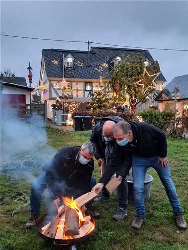 Bei zunehmender Dunkelheit beleuchteten hunderte von Lichtern das ganze Festgelände.Foto: kfd Nörtershausen