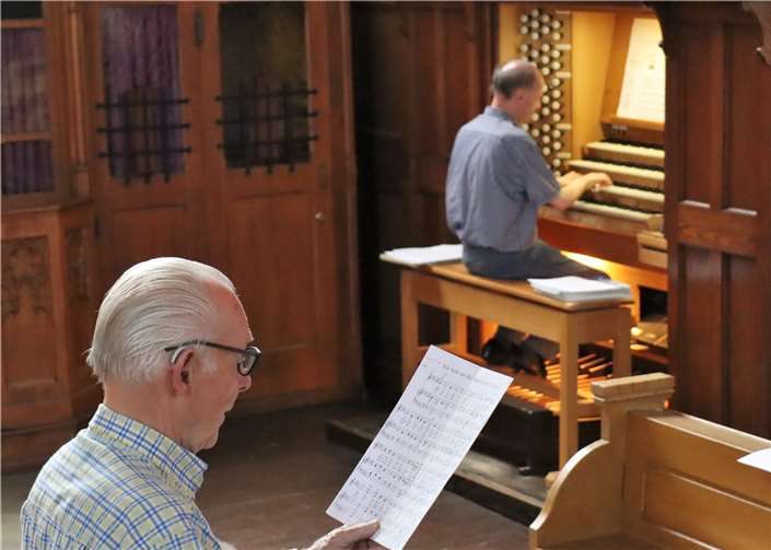Bei zwei Liedern wurde der Gackenbacher Sänger Alois Schmidt von Ralf Cieslik an der Orgel begleitet.  Foto: privat