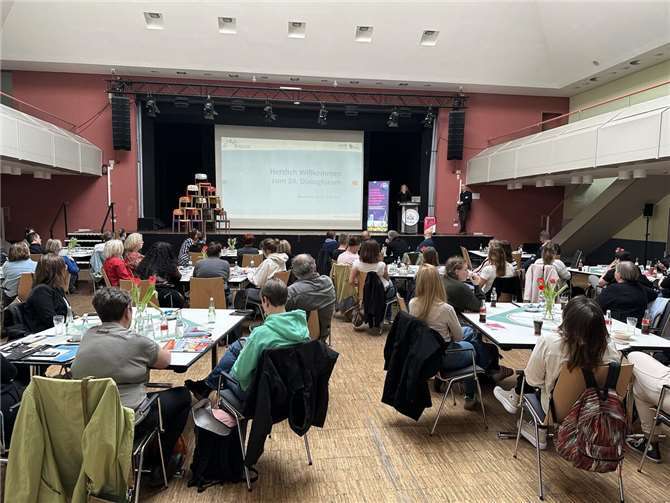 Bei zwei großen Fachtagungen informierten sich Expertinnen und Experten über die verschiedenen Maßnahmen in der Deichstadt zum Thema Kinderrechte. Fotos: Ulf Steffenfauseweh