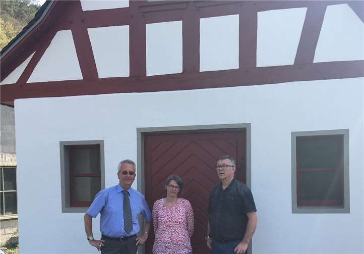 Bei8gertragen haben (v.l.) der erste Stadtbeigeordnete Gerd Frink, Projektleiterin Petra Pöritzsch-Jonas und Helmut Müller, der sich als Wirzenborner Bürger einsetzt.privat