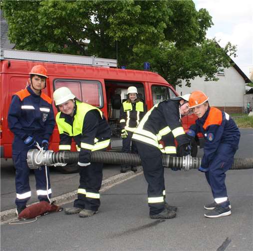 BeianstehendenÜbungen zeigtdie Jugend in derPraxis, was sie gelernthat und wie wichtigeine funktionierendeGemeinschaft ist.Fotos: TE