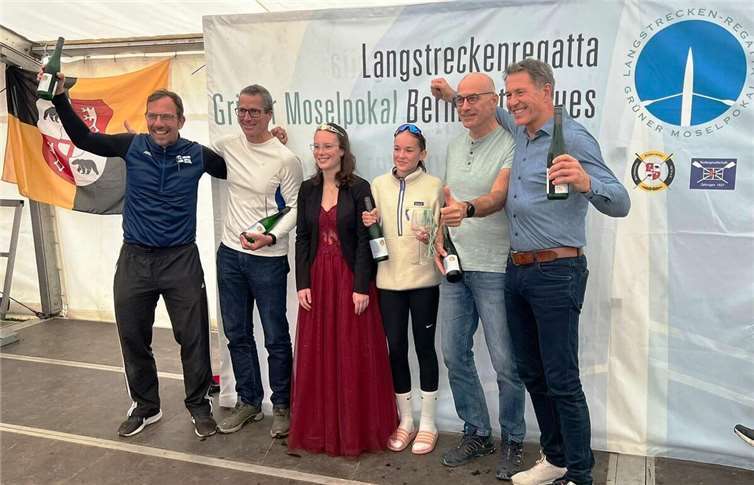 Beid er Siegerehrung: v.l. Lars Komorowski, Carsten Anspach, Weinkönigin Maja, Steuerfrau Johanna Gerlach, Nicu Hermann, Dirk Zimmer. Fotos: Koblenzer Ruderclub Rhenania