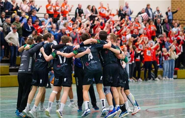 Beide Derbyspiele gewonnen: Der RTV feiert den klaren 30:19 Heimerfolg. Foto: Tobias Swawoll