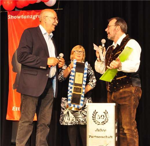 Beide Ettringer Ortsbürgermeister beim Austausch von Erinnerungsgeschenken.