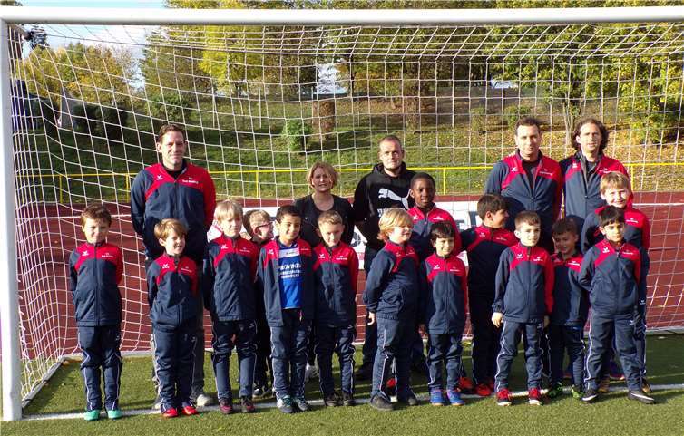 Beide F-Jugend-Teams durften sich über neue Trainingsanzüge freuen.Foto: privat