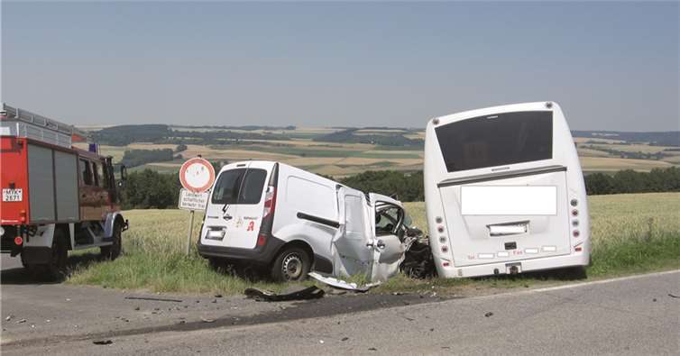 Beide Fahrzeugführer mussten nach dem Unfall schwer verletzt in dasBundeswehrkrankenhaus nach Koblenz verbracht werden. PW Brodenbach