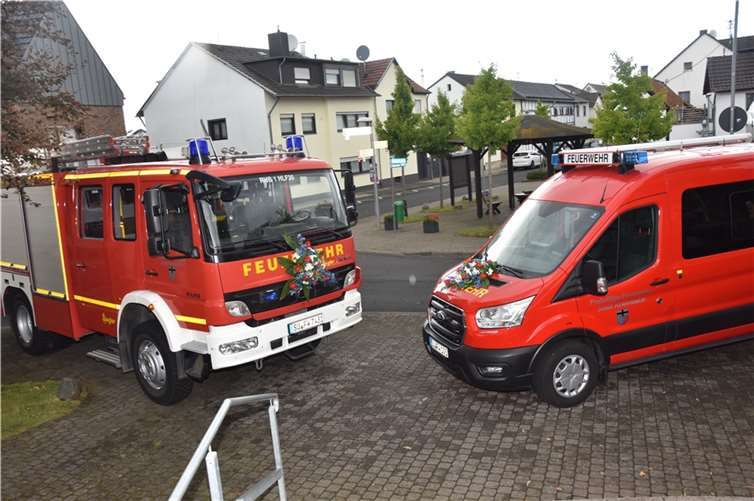 Beide Feuerwehrfahrzeuge wurden andie Oberdreeser Feurwehr übergeben. Fotos: EICH