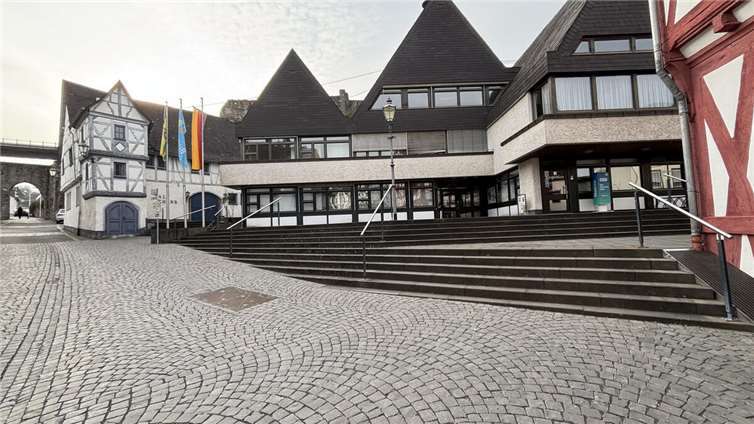 Beide Gebäude liegen in der historischen Stadtmitte von Rhens, unmittelbar unterhalb der Stadtmauer. Sie prägen das Stadtbild der historischen Altstadt. Copyright: SGD Nord