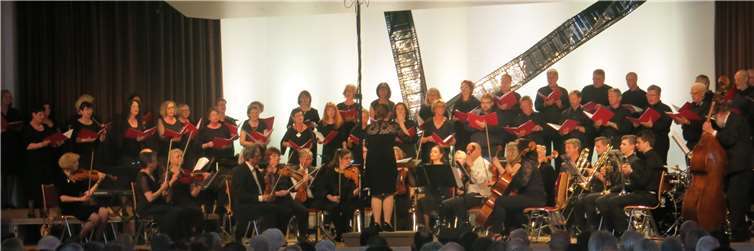 Beide Klangkörper vereint auf der Bühne: Chor und Orchester harmonierten unter der Leitung von Jessica Burggraf. WR