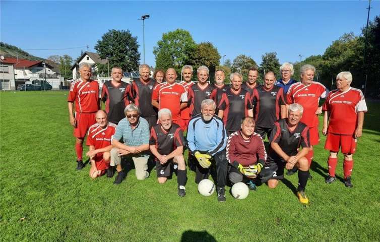 Beide Mannschaften (Köln-Porz im roten Dress) standen für ein Erinnerungsfoto bereit. Foto: privat