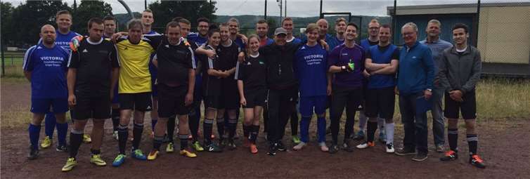Beide Mannschaften auf dem Bolzplatz am Stadion Bad Honnef. Privat