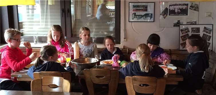 Beide Mannschaften der U12 an einem Tisch, die Heimspieler laden ihre Gegner immer zum Essen ein.
